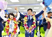 한층 새로운 미래 원한다…민주당 성지 김해, 동남권 압승 교두보 자리매김