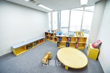 평범한 도서관 탈피… 책 읽고 휴식하는 떠들썩한 복합문화공간