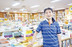 김영백 김해지역서점조합장 책 이야기 오가는 동네서점으로 오세요