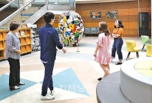 미술관으로 변신한 김해시노인종합복지관