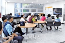 서부노인복지관 휴게실 앉을 자리도 없어