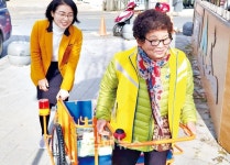 김해시, 폐지 줍는 어르신에 초경량 손수레 선물