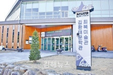 문학은 상징의 화원에서 노는 한 마리 나비