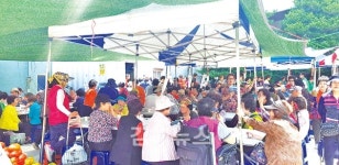 시장 상인회와 새마을부녀회, 어르신들 200명 무료 식사 대접