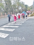 김해중부경찰서, 초등학생 대상 교통지도 캠페인 실시
