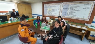 김해봉명중학교 학생들, 김해동부소방서에 감사의 떡 전달