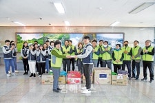 김해시의회 반딧불봉사단, 가야대 베트남 해외봉사단에게 위문품 전달