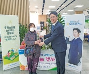 농협 김해시지부, 창구 내방고객 대상 화훼농가 돕기 소비 캠페인 실시