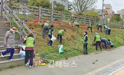 김해 북부동행정복지센터, 화정글샘도서관 앞 해반천에 꽃밭 만들기 참여
