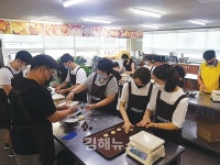 김해시자원봉사센터와 ㈜흥아포밍, 방주원과 북부경로당에 직접 구운 빵 전달