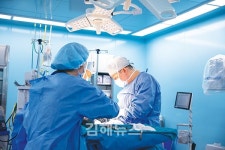 건강만세365병원 강성식 병원장 제1-2경추 수술 30례 달성