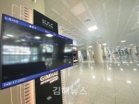 막힌 하늘길 1년…적막·긴장 공존하는 김해공항