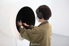눈 감고 마음 열면, 어느 순간 나도 전시장의 조각이 된다
