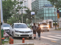 진영보건지소 주변 불법 주정차...단속없자 인도까지