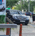 진영보건지소 인도 점령한 불법주정차...시민들 도로로 내몰렸다