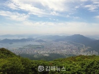 [등린이의 우여곡절 산행기] ⑨ 진해 시루봉 - 풀내음 맡으며 올라가니  거대 암석·진해바다 반긴다