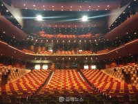 화려한 무대 뒤 이야기 궁금하지 않나요?