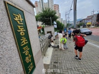 코 앞 학교 두고 2㎞ 밖 학교 가는 아이들