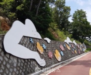 [함께 하는 마을 한 바퀴] ① 김해시 대동면 수안마을 / 쓰레기장서 꽃 피는 마을로… 대변신 일궈낸 주민들의 노력