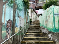 [함께 하는 마을 한 바퀴] ⑨ 창원 마산합포구 가고파꼬부랑길 벽화마을 / 창원의 동피랑… 실로폰 계단 오르니 그림책 들어온 듯하네