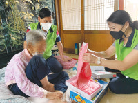양산시 서창동, 장수어르신에게 선물 전달