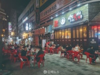 거리두기 완화 첫날 김해,  밤10시 넘어도 손님 발길… 자영업자 그나마 숨통