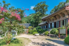 가야 역사 품은 사찰… 연못 위 돌다리 서있으면 사극의 한 장면