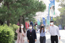 인제(Inje) 꽃길만 걷자...2년 만에 활기 찾은 인제대 캠퍼스