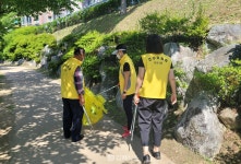 김해 장유3동건강위원회, 함께 걸으며 쓰레기 줍는 줍깅 행사 개최