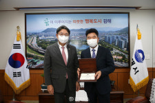 9월 김해시 자랑스러운 CEO상에 지엔브이 이용문 대표