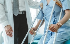 일시적인 장애라면 목발·휠체어 사지 말고 무료로 대여하세요