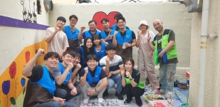 김해미술문화연구회 벽화봉사단, 이든카페 봉황점서 벽화 봉사