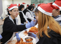[포토뉴스]인제대 외국인 유학생 한국 김장문화 제대로 배웠어요
