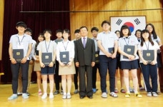 우수학생에 꿈 펼칠 날개 달아줘요