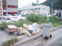 의령전통시장 입구 공터에 잡풀ㆍ쓰레기 눈살