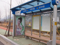 마산 버스 승강장 술광고 눈살