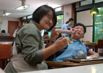 창원대 교직원들, 풀잎마을 장애인들과 우리는 친구