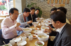 손님 끊긴 식당서 경제 회복 호소