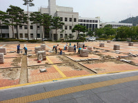 직원들 나서 양산 문예회관 광장 보수