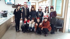 여좌동주민센터 직원 산타·루돌프 복장 근무