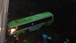 빗길 버스 추락 4명 부상