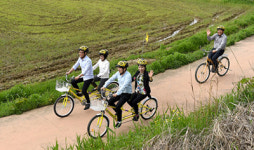 봉하마을 관광명소로 떴다