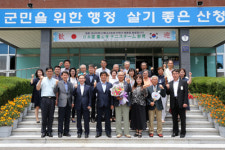 테니스 경기하며 양 도시 우호증진