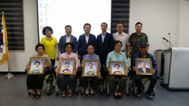 창원 사파동 주민자치위, 장수사진 선물