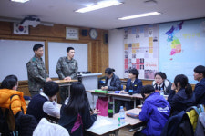 지역 학생 가르치며 보람찬 군생활