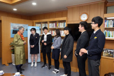 학생과 대화하며 신년업무