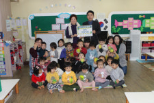 라파어린이집, 행운 나눔 저금통 전달