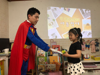 창원 빨주노초어린이집, 저금통 전달