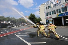 무더위 속 소방대원 방화복 착용 체감온도 43℃