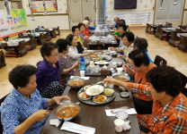창원 회원1동, 일자리 참여 노인 점심 대접